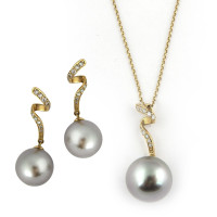 Pinctada set, yellow gold, pearls, diamonds Pinctada set, yellow gold, pearls, diamonds