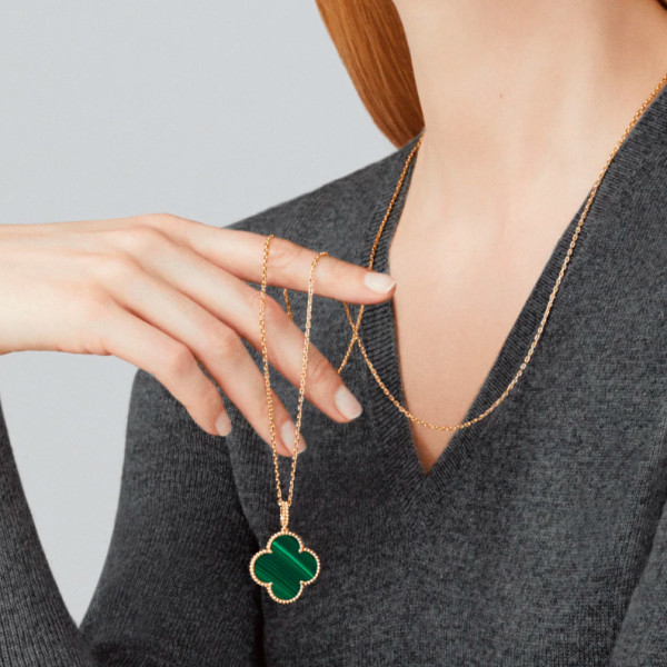 Długi naszyjnik Van Cleef & Arpels Magic Alhambra, żółte złoto, malachit Długi naszyjnik Van Cleef & Arpels Magic Alhambra, żółte złoto, malachit